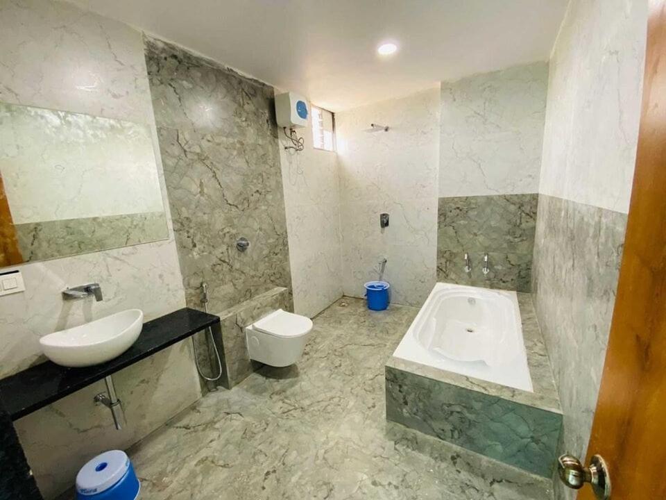 Super Townhouse Ambaji Formerly Hotel Kardhar Inn Buitenkant foto