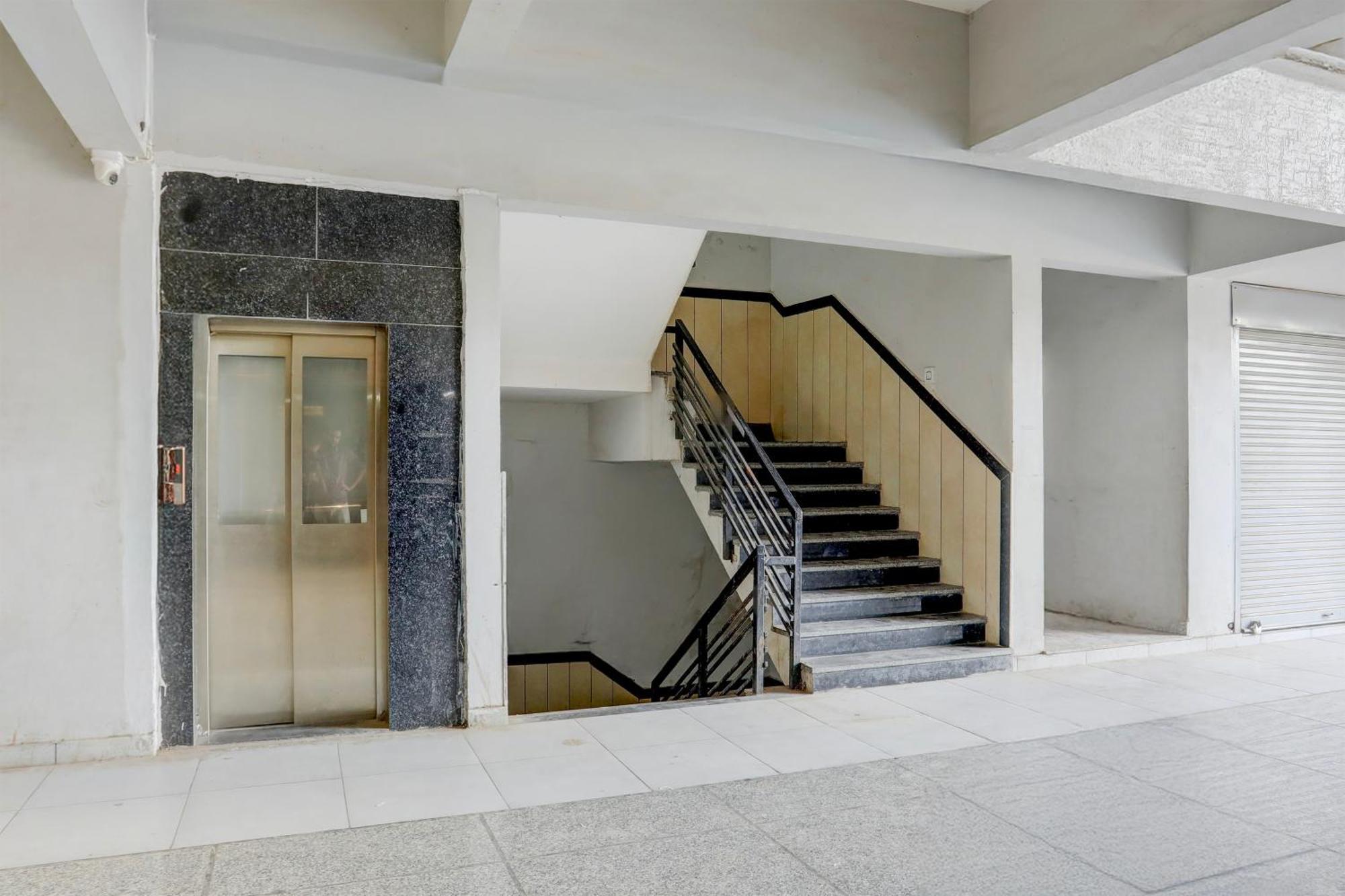 Super Townhouse Ambaji Formerly Hotel Kardhar Inn Buitenkant foto