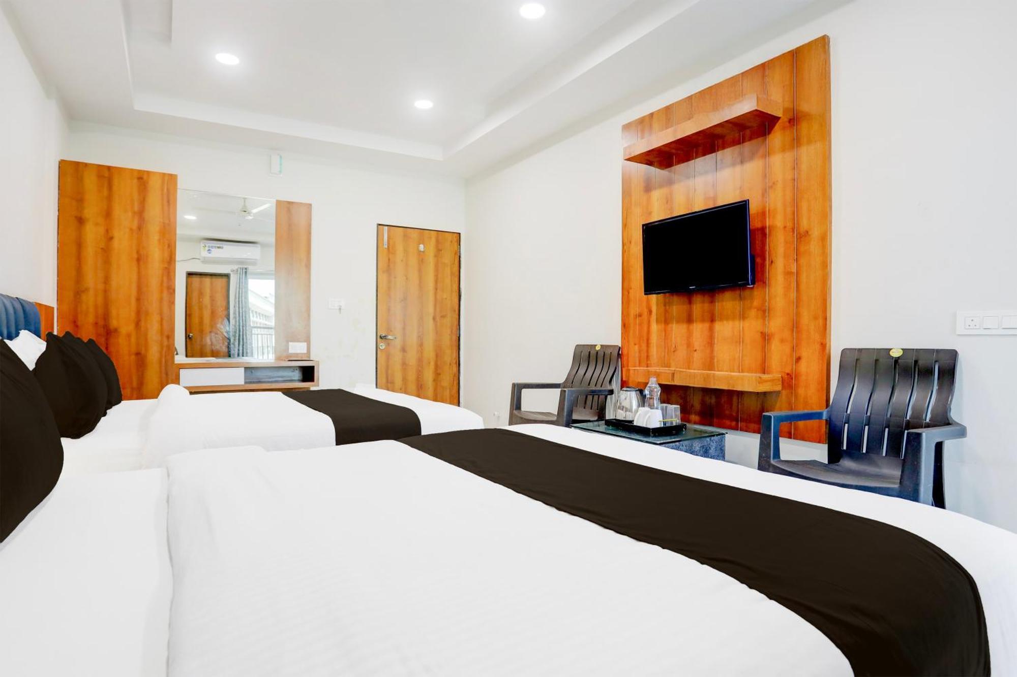 Super Townhouse Ambaji Formerly Hotel Kardhar Inn Buitenkant foto