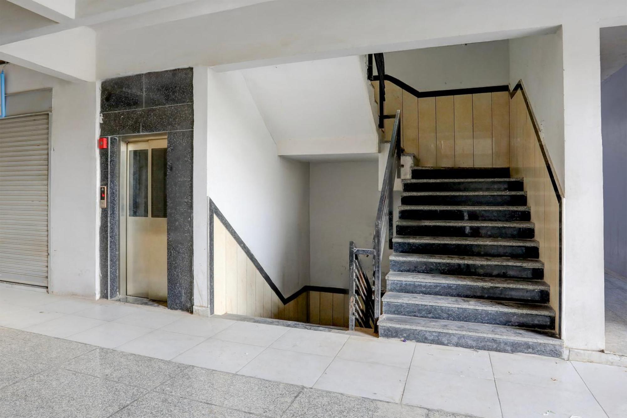 Super Townhouse Ambaji Formerly Hotel Kardhar Inn Buitenkant foto