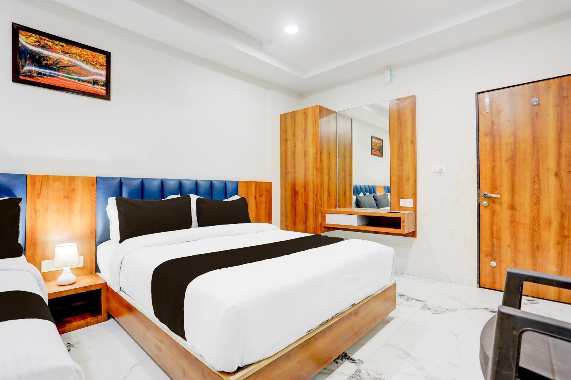 Super Townhouse Ambaji Formerly Hotel Kardhar Inn Buitenkant foto