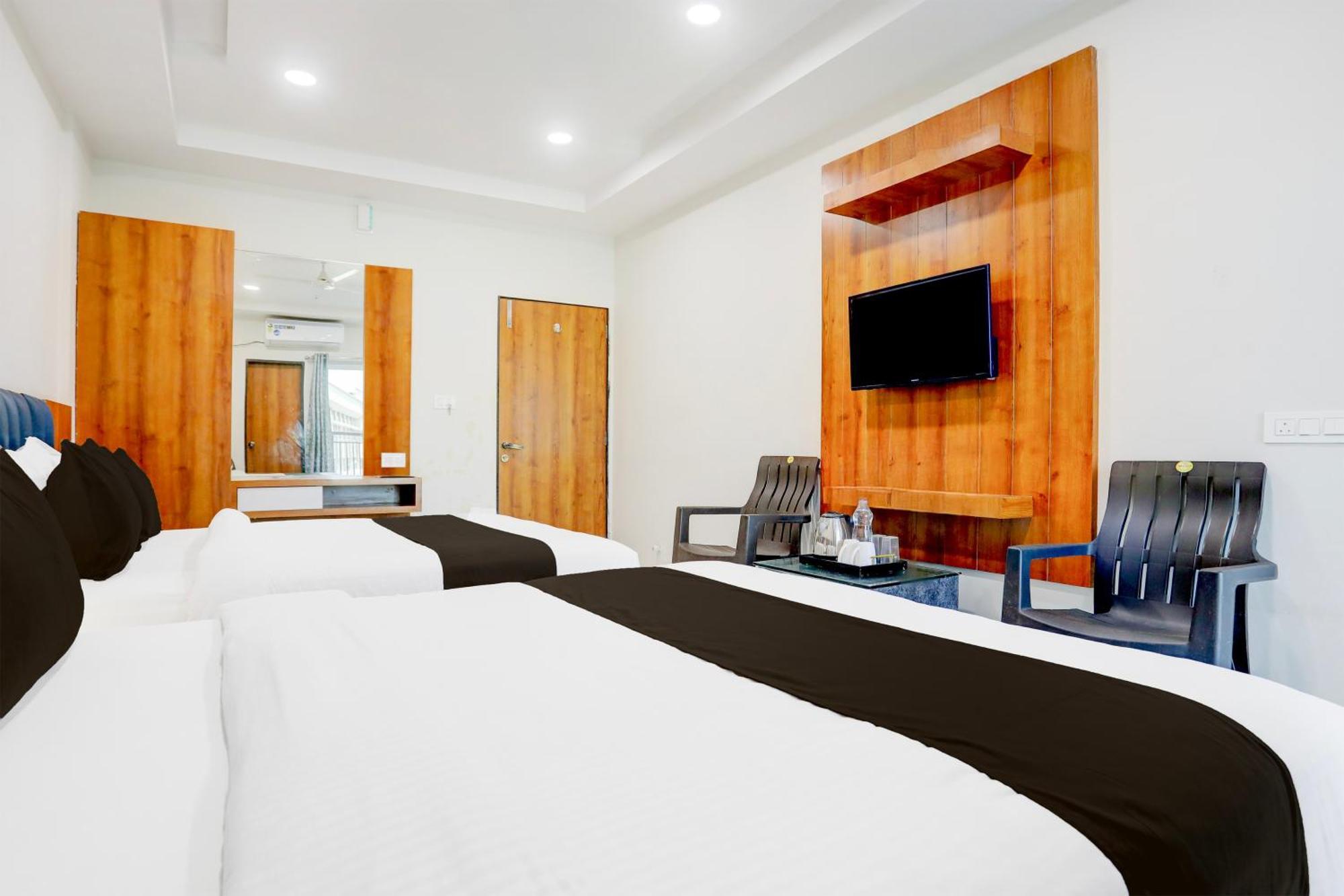 Super Townhouse Ambaji Formerly Hotel Kardhar Inn Buitenkant foto
