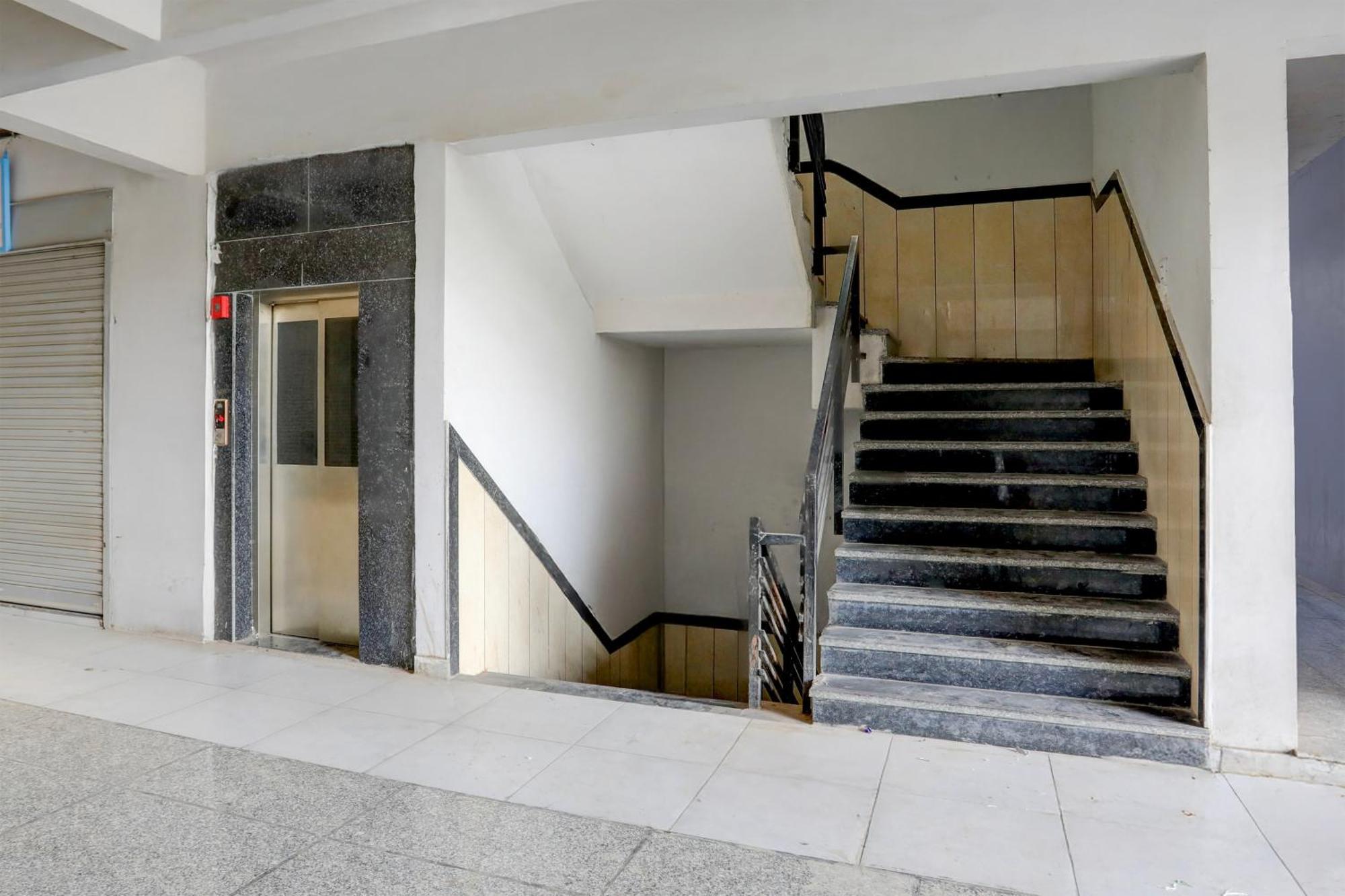 Super Townhouse Ambaji Formerly Hotel Kardhar Inn Buitenkant foto