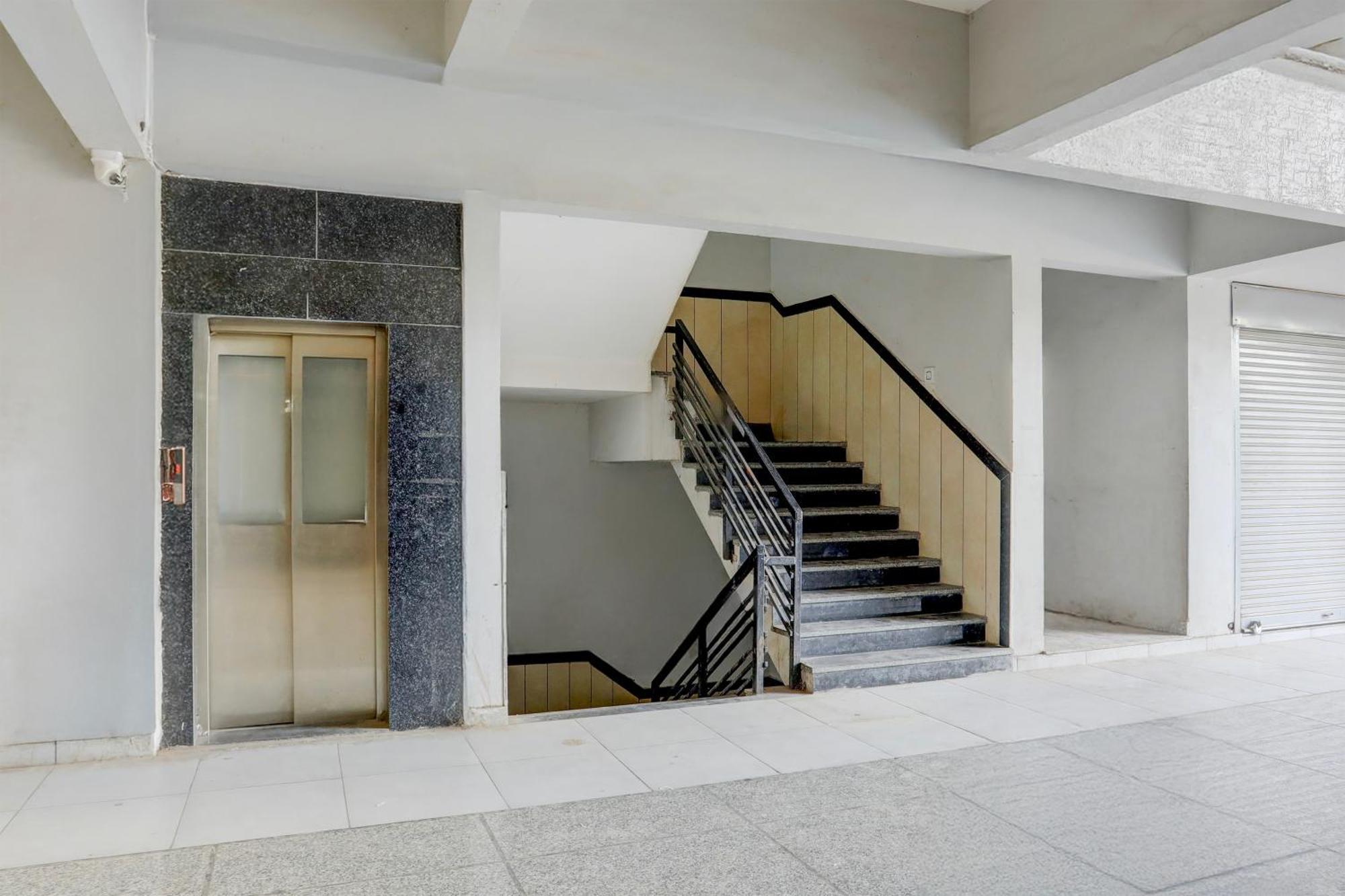 Super Townhouse Ambaji Formerly Hotel Kardhar Inn Buitenkant foto