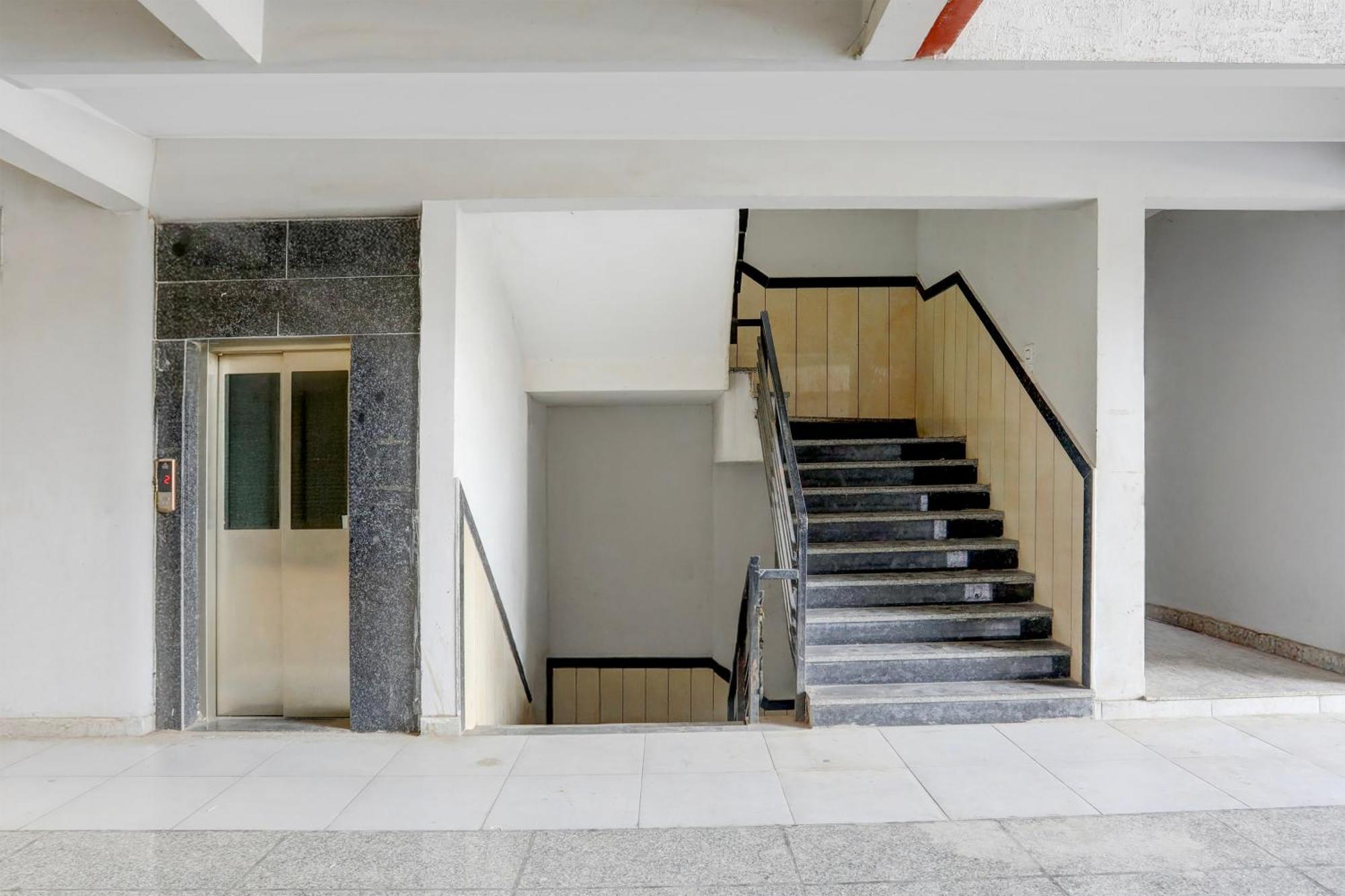 Super Townhouse Ambaji Formerly Hotel Kardhar Inn Buitenkant foto